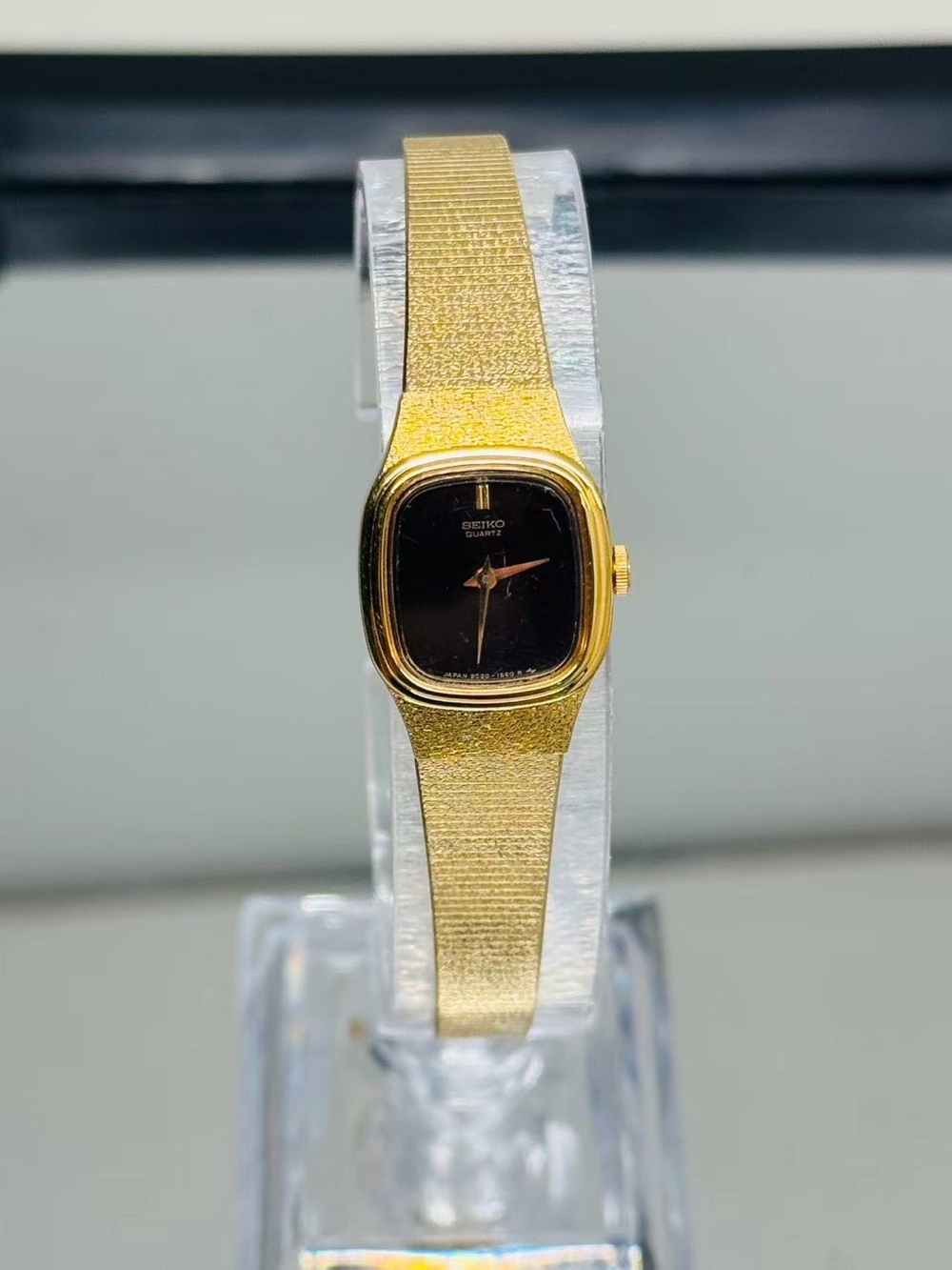 Vintage Seiko Quartz Women’s Watch Gold Tone Black Dial 16mm New Battery Runs